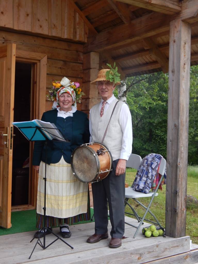 Viens no valcēniešu Mārītes Magones un Raimonda Reinholda vaļaspriekiem ir folklora un tautas mūzika.                                   
Autors:  NO PERSONĪGĀ ARHĪVA