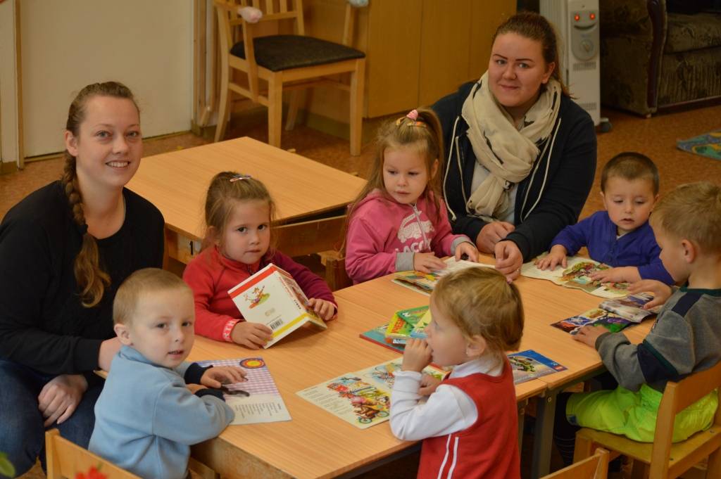 Antai Pauzerei (no kreisās) un Danai Bernerei šī Skolotāju diena būs īpaša, jo viņas ir jaunās skolotājas, abas tikai 1. septembrī sākušas strādāt Strenču novada pirmsskolas izglītības iestādes Sedas filiālē “Dzērvīte”. Vakar abas jaunietes tika godinātas Strenču novadā sarīkotajā Skolotāju dienas pasākumā.                                                                                                                                                                                                                                            
Autors:  SANDRA PĒTERSONE