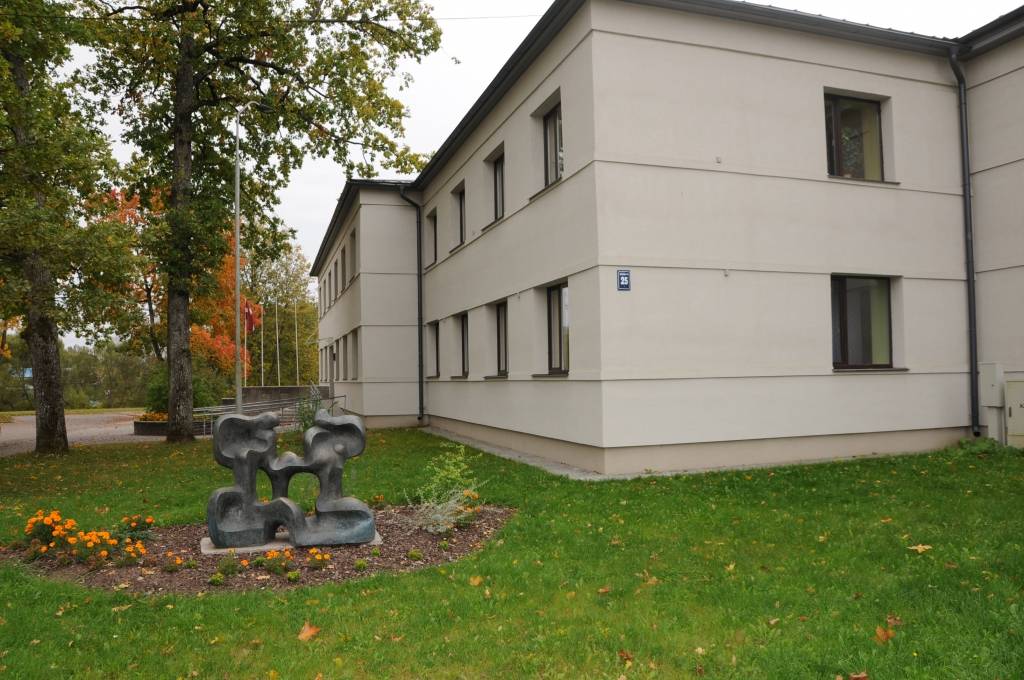 J. Cimzes Valkas mūzikas skolas ēku nav kauns rādīt arī pilsētas viesiem.                                             
Autors:  INGA KARPOVA