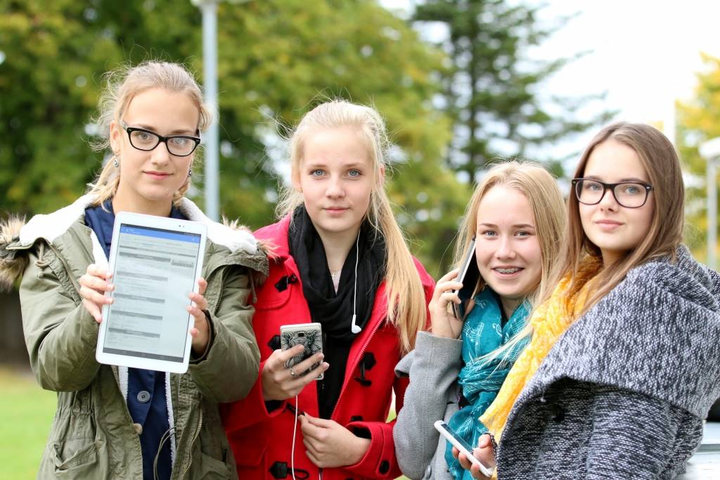 Smiltenes vidusskolas 9.b klases skolnieces Elīza Āboltiņa (no kreisās), Elīza Leimane, Anete Mālkalne un Evija Sūna stāsta, ka izglītības iestādē bezvadu tīkla WiFi pārklājums skolā ir labs. Bezmaksas internetu savās mobilajās ierīcēs izmantojot teju katrs pamatskolas un vecāko klašu skolēns. Jaunietes uzskata, ka tas ir rīks, kas modernizē mācību procesu.                                                                                                                                                         
Autors:  SANTA SINKA