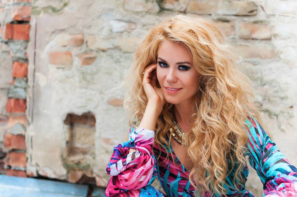 Latviešu popmūzikas izpildītāja Jenny May aicina klausītājus rudeni svinēt ar viņas jaunās koncertprogrammas noklausīšanos.              
Autors: PUBLICITĀTES FOTO 