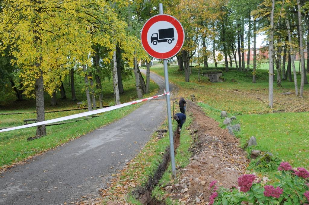 Valkas pagastā, Lugažu muižas parkā, sākušies būvdarbi, lai atjaunotu veco tiltu. Pašvaldība arī atradusi finansējumu tam, lai tiltu diennakts tumšajā laikā izgaismotu, un pirmdien pagasta pārvaldes strādnieki raka tranšeju elektrības kabeļa pievilkšanai.                                                                                                                  
Autors:  INGŪNA JOHANSONE