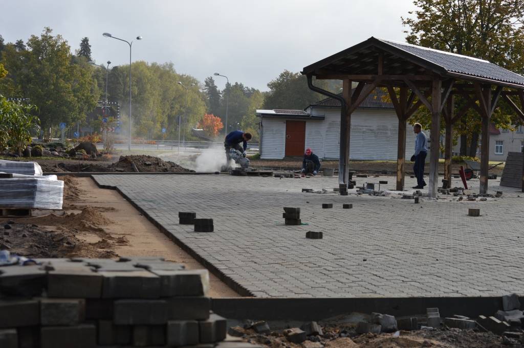 Strenču vēsturiskajā tirgus laukumā, kas atrodas Valkas ielas malā, aizvadītajā nedēļā pabeigta bruģakmens ieklāšana. Taču ar to darbi šās teritorijas sakārtošanā neapstāsies.                                                   
Autors:  SANDRA PĒTERSONE