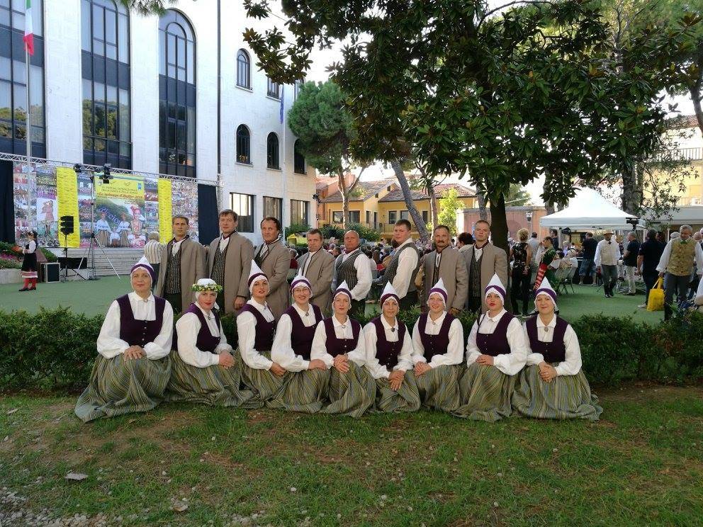 Variņu pagasta vidējās paaudzes deju kolektīvs “Varis” savas pastāvēšanas 16 gados pirmo reizi uzstājies ārzemēs. Tas notika septembra nogalē, dziesmu un deju festivālā Itālijā. Attēlā - mirklis no festivāla. 

Autors:   LAILA STĪPNIECE