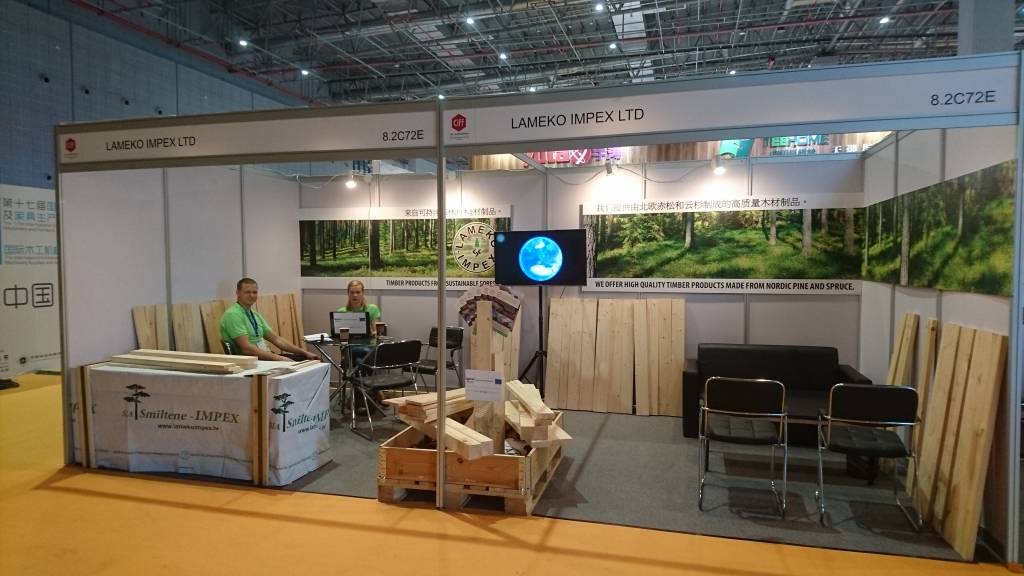 Vai ķīniešus interesē uzņēmumā “Smiltene Impex” ražotā produkcija? To  šoruden Ķīnā, Šanhajā, notikušajā kokmateriālu izstādē uzzināja uzņēmuma “Lameko Impex” speciālisti, savā stendā prezentējot smilteniešu saražotos ēvelētos zāģmateriālus.                                                                                                                                         
Autors: PUBLICITĀTES FOTO