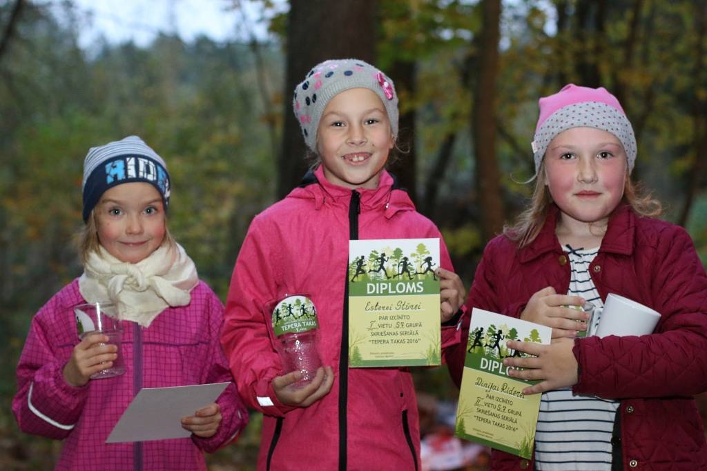 Prieks par dalību, vēl jo vairāk par sasniegto, ir skriešanas seriāla “Tepera takas 2016” S7 grupas ātrākajām dalībniecēm. Sezonas kopvērtējumā pirmo vietu ieguva Estere Stūre (vidū), otro - Dinija Rīdere (no labās) un trešo - Zane Tarasa.                                                                                              
Autors:  SANTA SINKA