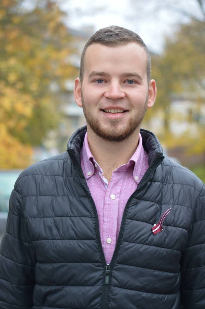 RTU students smiltenietis Ēriks Dinga šovasar ieguvis jaunu pieredzi, strādājot par tiešās tirdzniecības aģentu Amerikā un pārdodot grāmatas. 

Autors: SANDRA PĒTERSONE 