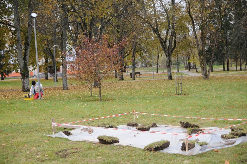 Lai pienācīgi sagatavotos 11. novembra svinīgajam pasākumam, kad pašā Valkas sirdī – Lugažu laukumā – par godu Latvijas valsts simtgadei svinīgi pacels sarkanbaltsarkano karogu, aizvadītajā svētdienā SIA “Varikons” vīri ierīkoja trīs apgaismes prožektorus un zibensaizsardzības sistēmu.                                                      

Autors:   INGA KARPOVA