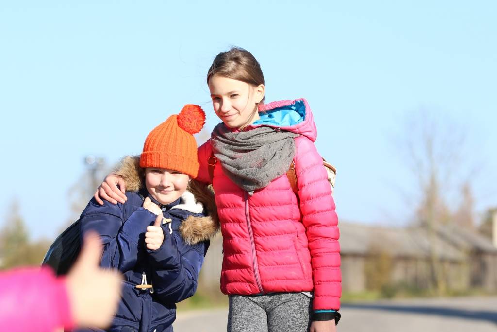 Bilskas pamatskolas skolnieces Amanda Fridrihsone (no kreisās) un Evelīna Vilne jūtas labi, ka var palīdzēt citiem. Meitenes saka, tā jārīkojas ikvienam, kurš var.