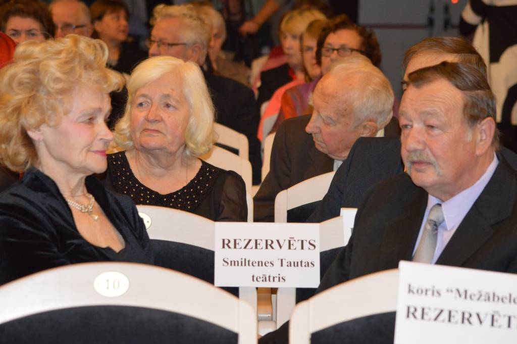 Uzaicinājumam sapulcēties teātra jubilejā atsaucās šā amatiermākslas kolektīva bijušie aktieri, arī Dzintra Cīrule, Paulis Cīrulis (1. rindā), Ieva Madarāja (2. rindā) un citi.
