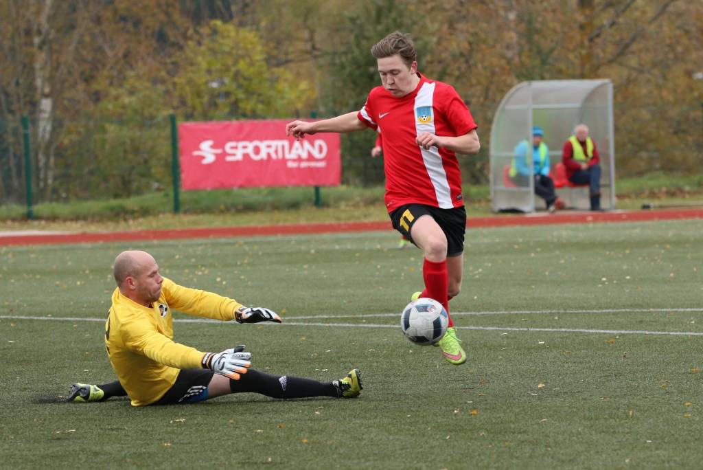 Komanda.lv 1. līgas futbola čempionāta savā šīs sezonas priekšpēdējā spēlē FK “Smiltene/BJSS” pret Jēkabpils vienību guva lielāko uzvaru kluba vēsturē. Vienus vārtus smilteniešu labā guva Davis Rutks.  
Autors:  SANTA SINKA