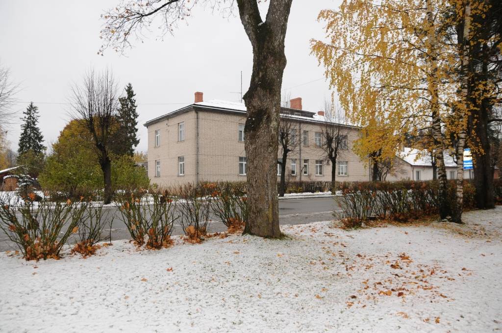 Otrdien dažas Ziemeļvidzemes pilsētas, tostarp Valka un Smiltene, pateicoties pirmajam sniegam, kļuva populāras visā Latvijā. Sniegs sasniga pēkšņi, un no rīta ieraudzījām apsnigušus kokus.                              
Autors:  INGA KARPOVA