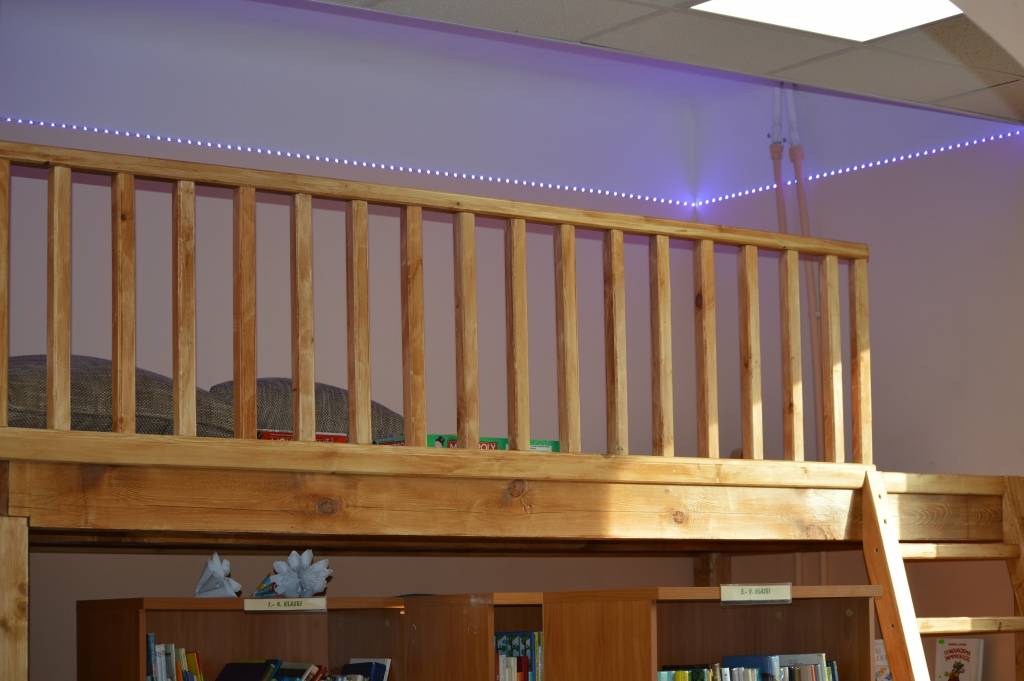 Pēc kosmētiskā remonta bibliotēkā pie griestiem tapis šāds balkons, kur skolēni var spēlēt galda spēles vai lasīt grāmatas, esot nošķirtībā no citiem bibliotēkas apmeklētājiem.