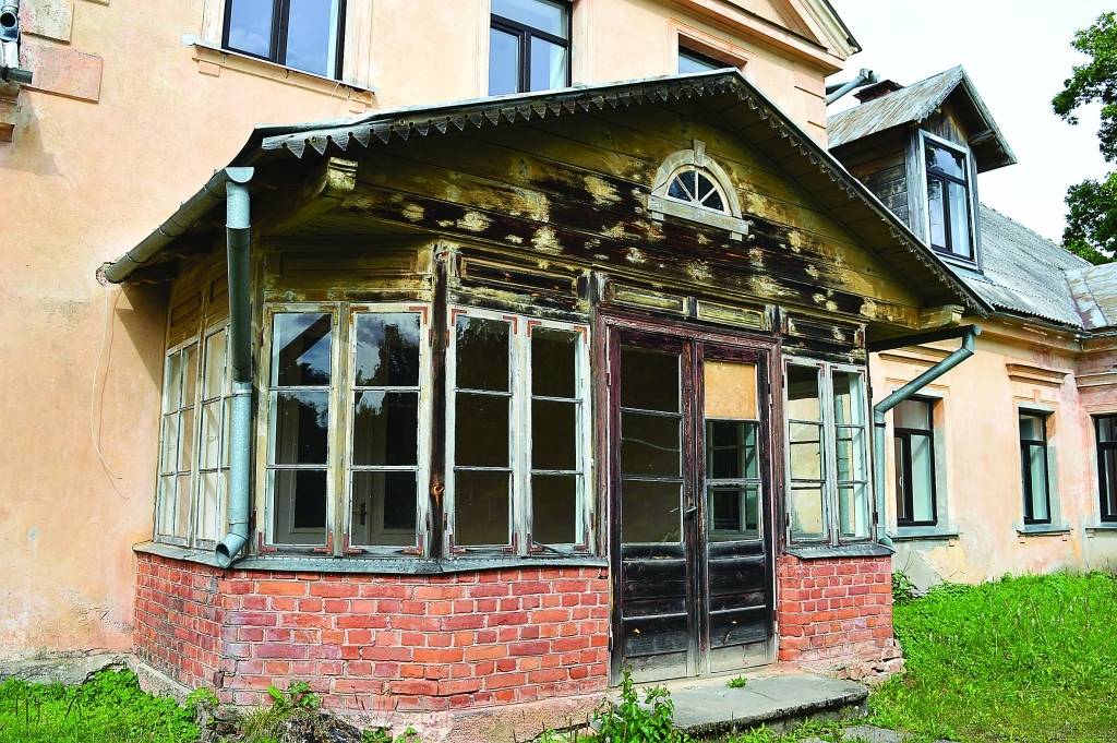 Beidzot, jau ceturtajā izsolē, ir uzradies pircējs Smiltenes novada domes nekustamajam īpašumam “Brantu skola”. Izsoles rezultāti vēl ir jāapstiprina Smiltenes novada deputātiem.                                     
Autors:  SANDRA PĒTERSONE