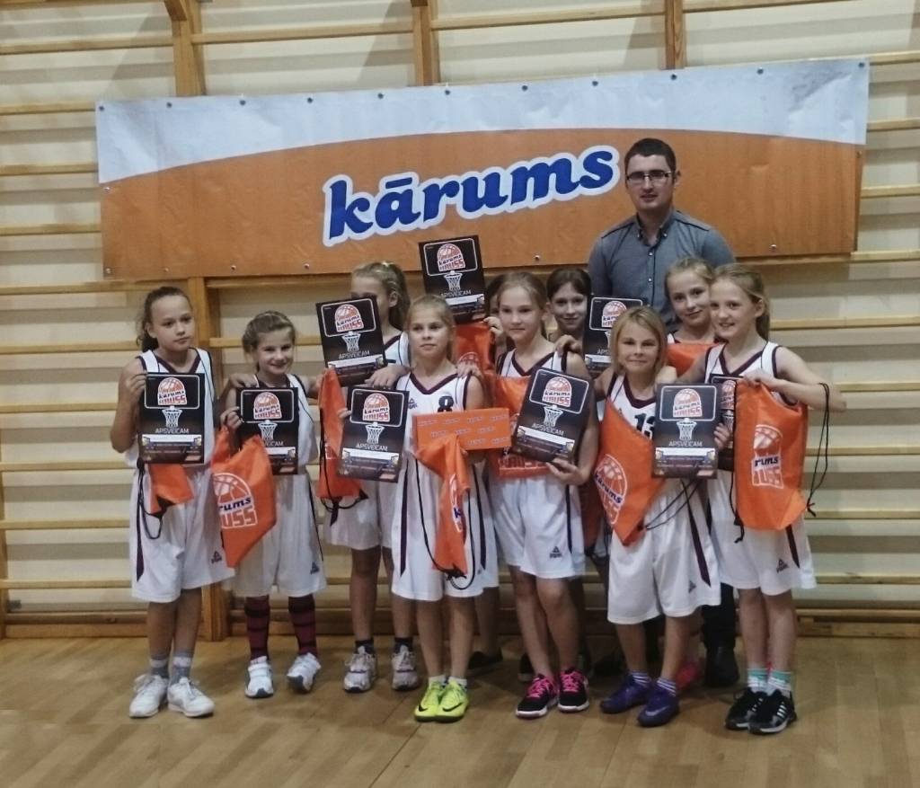 Smiltenes sporta skolas jaunās basketbolistes, trenera Dzintara Ziediņa audzēknes, “Kārums kauss” jauno sezonu uzsākušas, ierindojoties  trešajā vietā no 18 komandām.                                                                    
Autors:  ZANE KRĒSLIŅA 