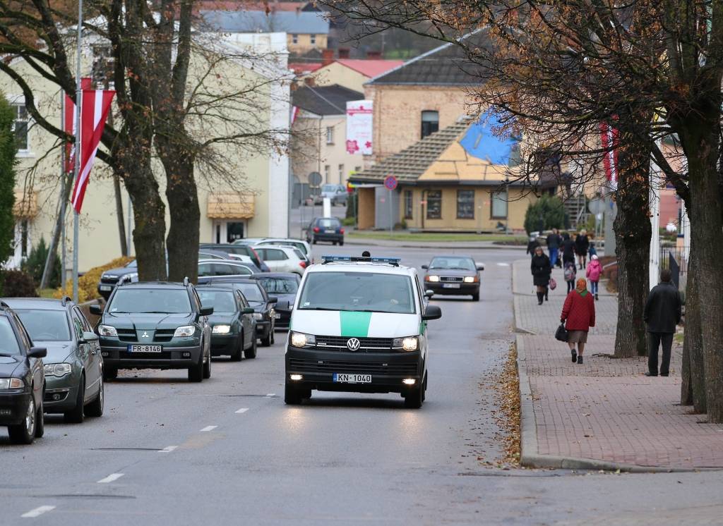 Smiltenes novada pašvaldības policija no rītdienas, 2. novembra, ikdienas patruļās ielās būs redzama pārvietojoties jaunajā “Volkswagen Transporter T6”. Iedzīvotāji cer, ka, iegādājoties otru automašīnu, pašvadības policija uz izsaukumiem spēs reaģēt operatīvāk un vienlaikus kvalitatīvi nodrošināt sabiedrisko kārtību kā Smiltenes, tā Apes novadā.              
Autors:  SANTA SINKA