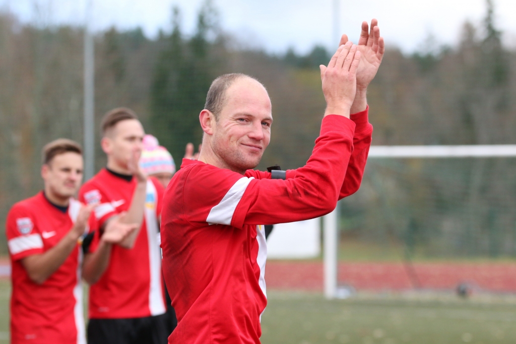 Pēc spēles aplausu pavadībā no līdzjutējiem, kā arī saviem un pretinieku spēlētājiem, futbolista statusā atvadījās FK “Smiltene/BJSS” 1. līgas komandas spēlējošais treneris Raimonds Dūmiņš. Turpmāk viņš sevi pilnībā veltīs trenera darbam. 