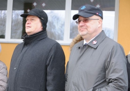 Darba vizītes laikā K.Gerhards kopā ar Valkas novada mēru Ventu Armandu Kraukli piedalījās arī Ekoskolas Zaļā karoga pacelšanas ceremonijā pie Valkas Jāņa Cimzes ģimnāzijas ēkas.
Autors: INGA KARPOVA