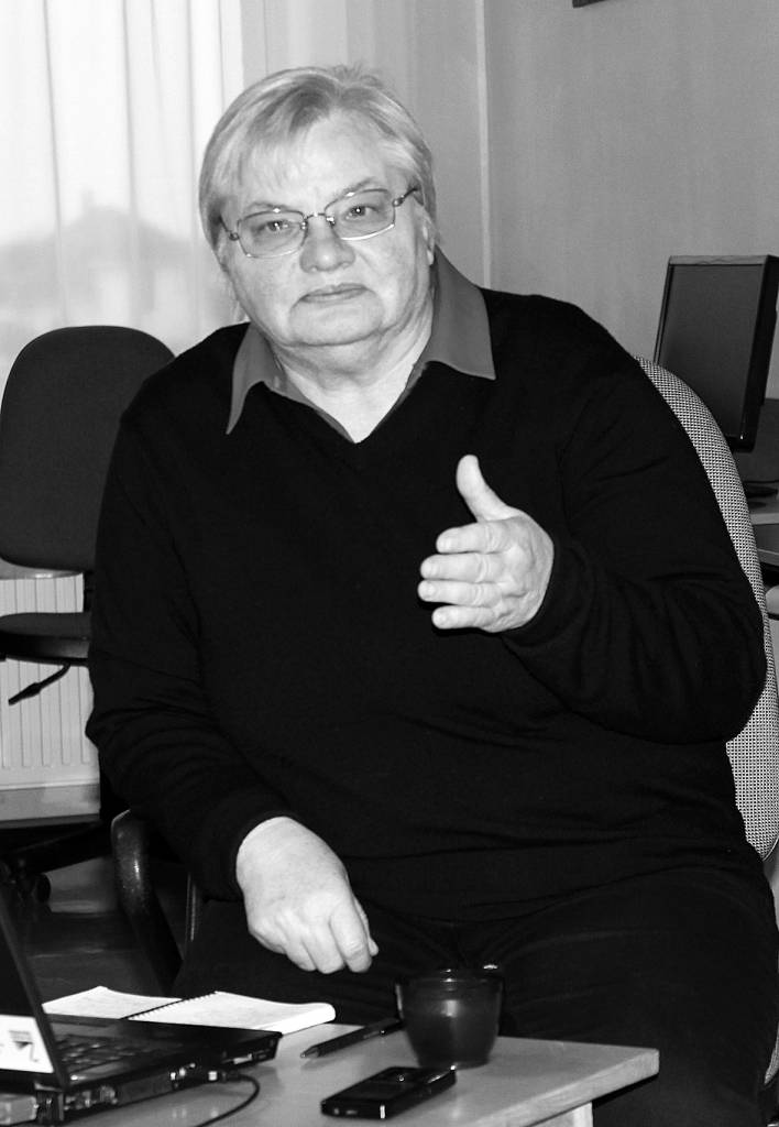 “Aizbraucēji cenšas iekļauties jaunajā vidē, tomēr, ja, būdami svešumā, iemācāmies angļu valodu, ja runājam bez akcenta, neviens tur nevar būt savējais, kamēr ir latviskie vārdi un uzvārdi. Ir jāizaug veselai paaudzei. Drīzāk otrādi, neko neuzspiežot, stāstot un pastāvot par latvisko, ir jābūt interesantiem. Aizbraucējiem un arī mums, palicējiem, sevī ir jāvairo pašlepnums par to, kas mums ir. Tā nevar būt paštīksmināšanās. Tas neko neizsaka, ja norādīsim, ka mums ir miljons tautas dziesmu. Ir jābūt piemēriem,” ir pārliecināta literatūrzinātniece Janīna Kursīte. 							                        
Autors:  no bibliotēkas arhīva 