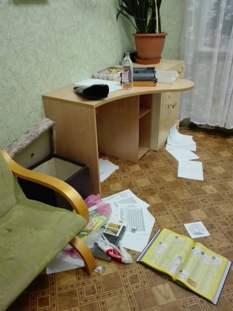 Valkas novada ģimenes atbalsta centra “Saulīte” iemītnieki naktī uz 28. oktobri ne tikai piecūkoja centra telpas – izmētāja jēlas olas un izritināja tualetes papīra ruļļus, bet arī no kāda kabineta paņēma busiņa rezerves atslēgas.                                                                        
Autors: AIVARA SJADEMES IESŪTĪTAIS FOTO
