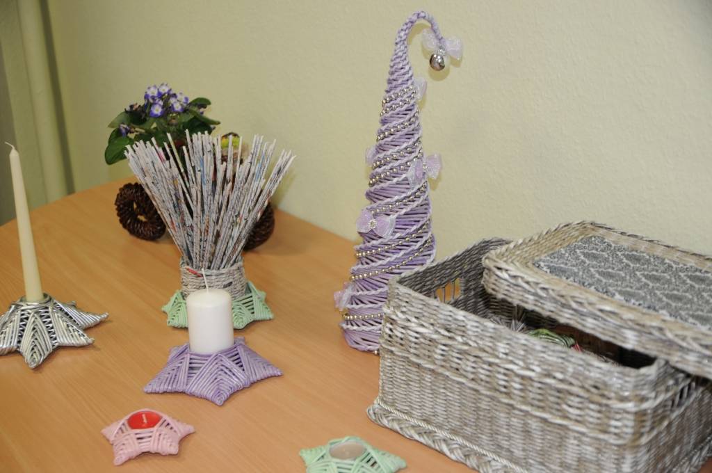 Pavisam drīz, gaidot Ziemassvēku brīnumu, adventes vainagā iedegsim pirmo sveci. Izrādās, to var pagatavot ne tikai no dabā gūtajiem materiāliem, bet arī izlocīt no papīra.                                                                     
Autors:  INGA KARPOVA