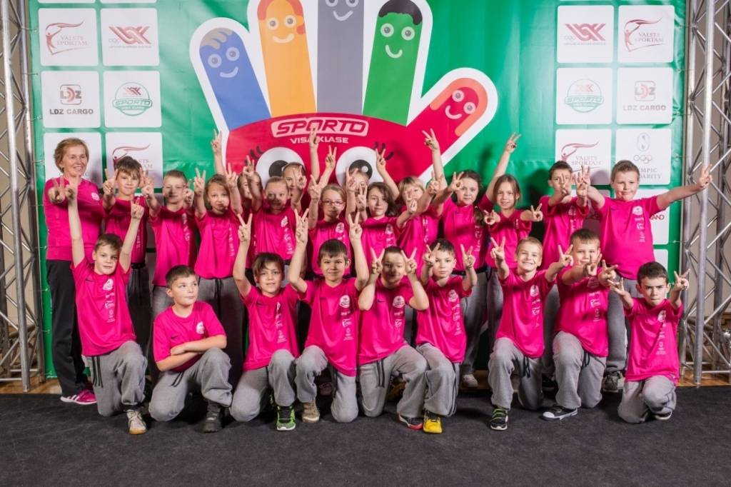 Projekta “Sporto visa klase” trešajā sezonā piedalās arī Valkas Jāņa Cimzes ģimnāzijas 3.a un 3.b klašu kolektīvi. Bērni ir priecīgi, jo sports ne tikai iedvesmo, bet arī aizrauj. 

Autors:  NO SKOLAS ARHĪVA
