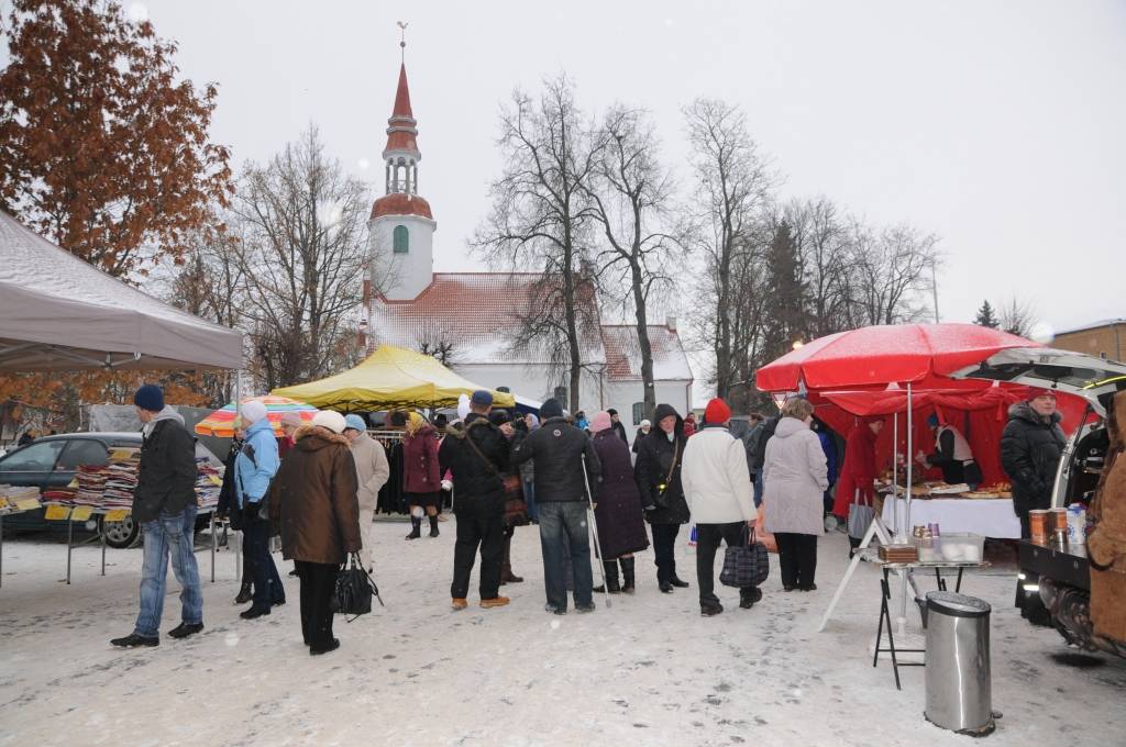 Jau kopš senatnes latviešiem ir bijušas trīs svarīgas lietas – baznīca, tirgus un krogs, kuras atradās gandrīz blakus. Nu arī Valkā šīs trīs lietas atrodas blakus, tikai krogu aizstāj jaunuzceltais alkoholisko dzērienu veikals.