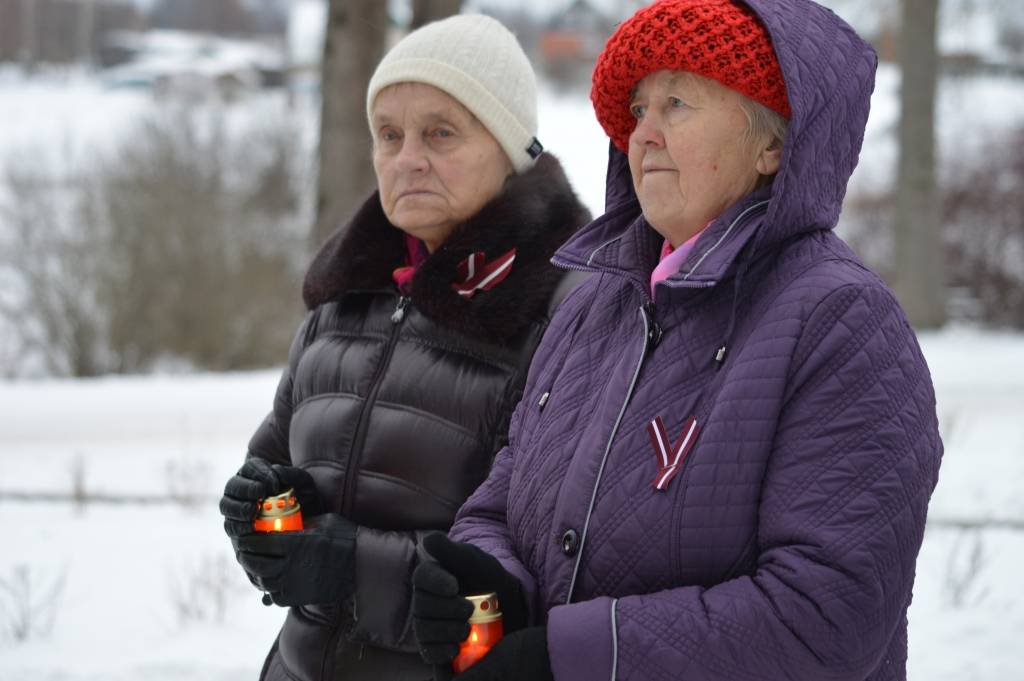 Arī launkalnietei Spodrai Krievai (no kreisās), kura atnāca uz pasākumu kopā ar paziņu Dzidru Plūmi, ir tuvinieki, kurus atcerēties un nolikt svecīti vai ziedus Launkalnē ierīkotajā piemiņas vietā. 