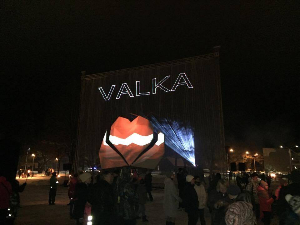 Lāčplēša dienas svinībās Valkā īpašu noskaņu radīja lāzeršovs, kurā galvenā vieta bija atvēlēta sirdij. Vairāk foto – www.ziemellatvija.lv.                                                                                                                                                         
Autors:   INGŪNA JOHANSONE