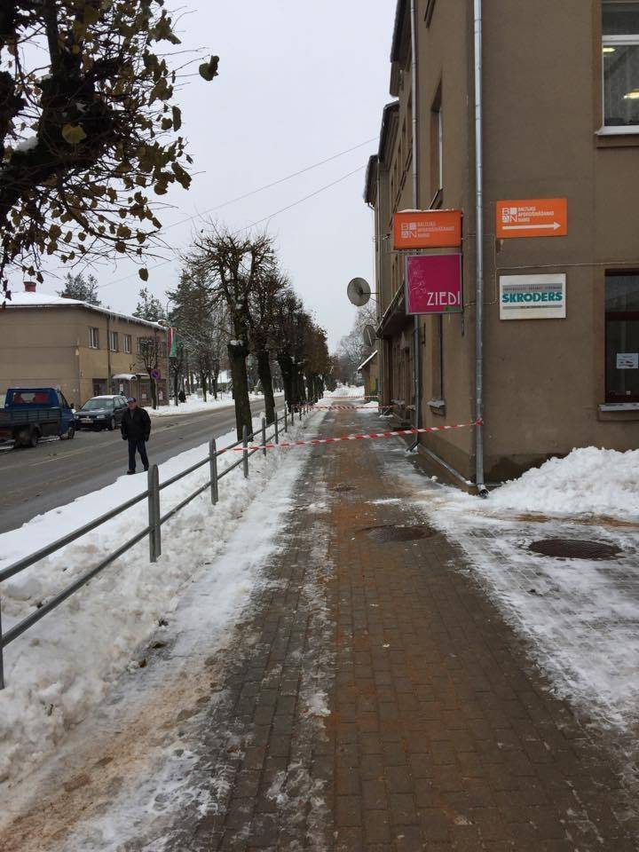 Trešdien ap pulksten 11 Valkas centra ietves bija nokaisītas, bet no paša rīta, kad vairums pilsētnieku dodas uz savām darbavietām, pilsēta bija viena liela slidotava.                                                                                                                                                                                                                        
Autors:  INGŪNA JOHANSONE