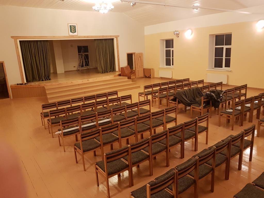 Mierkalna tautas nama zāle izstaro gaišumu, siltumu un mājīgumu.                                           
Autors:   NO PERSONĪGĀ ARHĪVA 