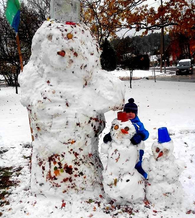 No pirmā sniega tapusi ''Nepabeigtā sniegavīru ģimene''.:)
