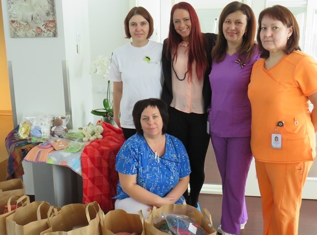 Attēlā (no kreisās): čaklie rūķi Ilze Haka un Linda Vītoliņa, Jaundzimušo intensīvās terapijas nodaļas virsārste Ilze Eglīte un māsa Laura Jansone, priekšplānā JIT nodaļas virsmāsa Iveta Bērziņa ar rokdarbnieču dāvanām pašiem mazākajiem.
Autors: PUBLICITĀTES