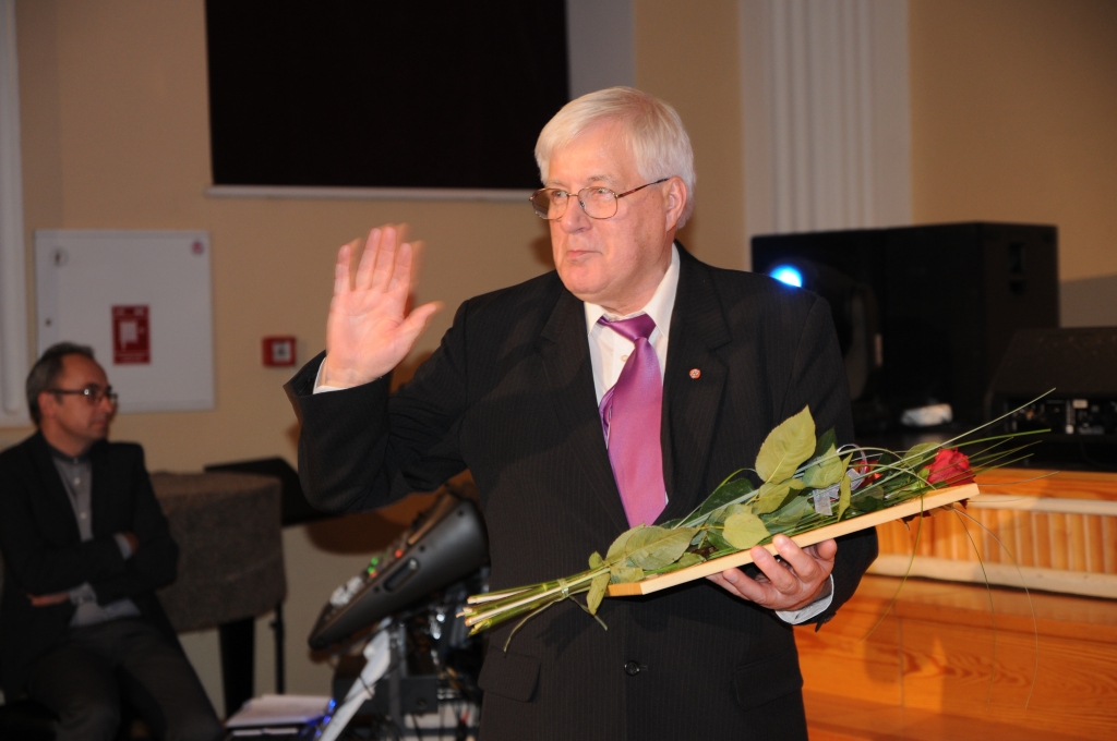 Kas gan Kārķu pagasta tradicionālās Meža dienas būtu bez Latvijas Amatniecības kameras goda priekšsēdētāja Viļņa Kazāka?  Paldies viņam par to teic ne tikai kārķēnieši, bet arī visi novada ļaudis.