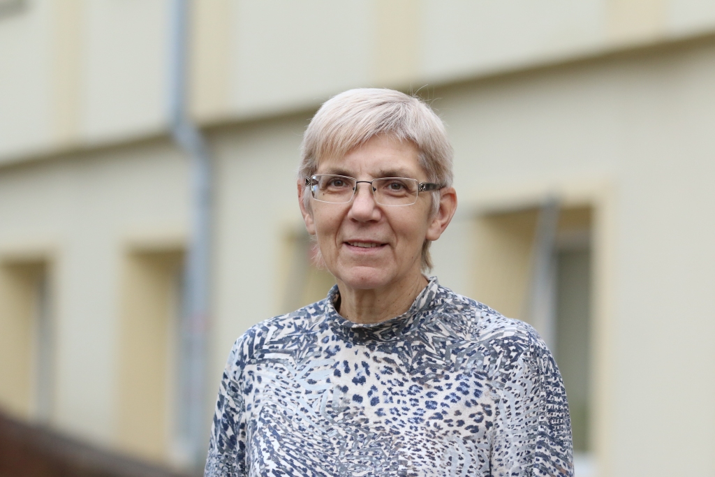 Smiltenieti Vinetu Sīmani kā izpalīdzīgu un laipnu skolas dežuranti pazīst daudzi jo daudzi Smiltenes vidusskolas skolēni Rīgas ielas ēkā (bijušajā Smiltenes Trīs pakalnu sākumskolā), taču vien retais nojauš, ka viņa ir čakla rokdarbniece.                                                                                
Autors:  SANTA SINKA