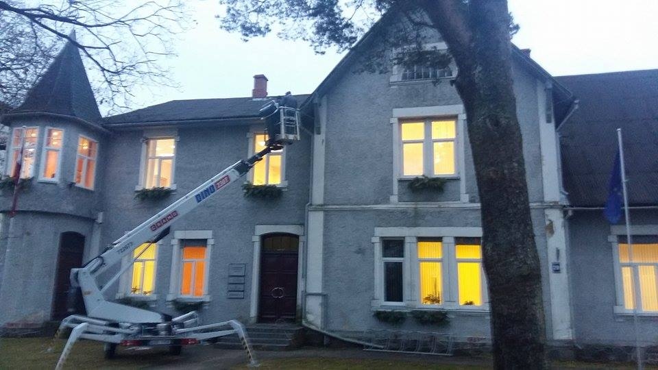Gaidot Ziemassvētkus, pirmā svētku rotā pucējās Valkas novada domes ēka Semināra ielā 29. Katru gadu šis pelēkais nams ar tornīti izskatās līdzīgs pasaku namiņam.                                                                                                            
Autors:   INGA KARPOVA