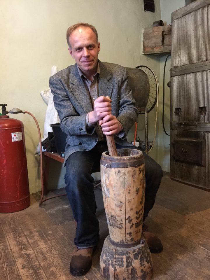 Ērģemes puses zemnieks Kārlis Krastiņš uz tirgiem līdzi ņem ne tikai pārdošanai pārstrādātās kaņepes, bet arī no vecmāmiņas laikiem saglabāto piestu, kurā grūž kaņepes.     