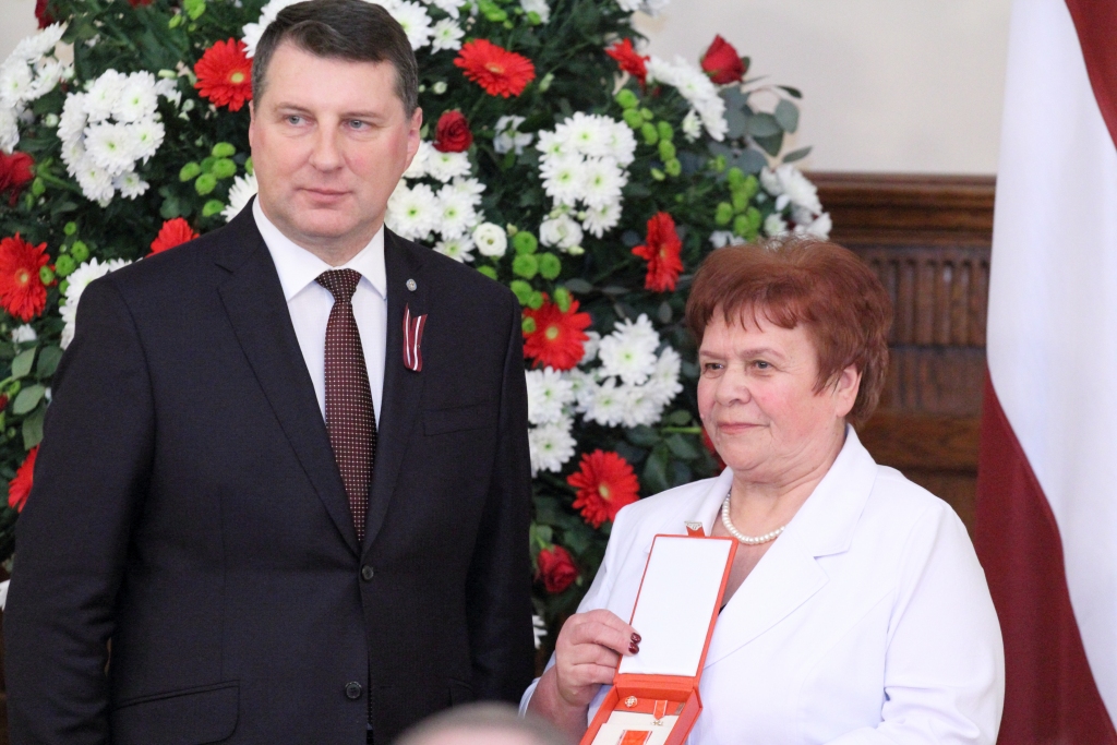 Augsto valsts apbalvojumu smiltenietei Ļubovai Ņikiforovai Rīgas pilī pasniedza Valsts prezidents Raimonds Vējonis. 
 
Autors:  DAINIS BUŠMANIS/”LATVIJAS AVĪZE”. 