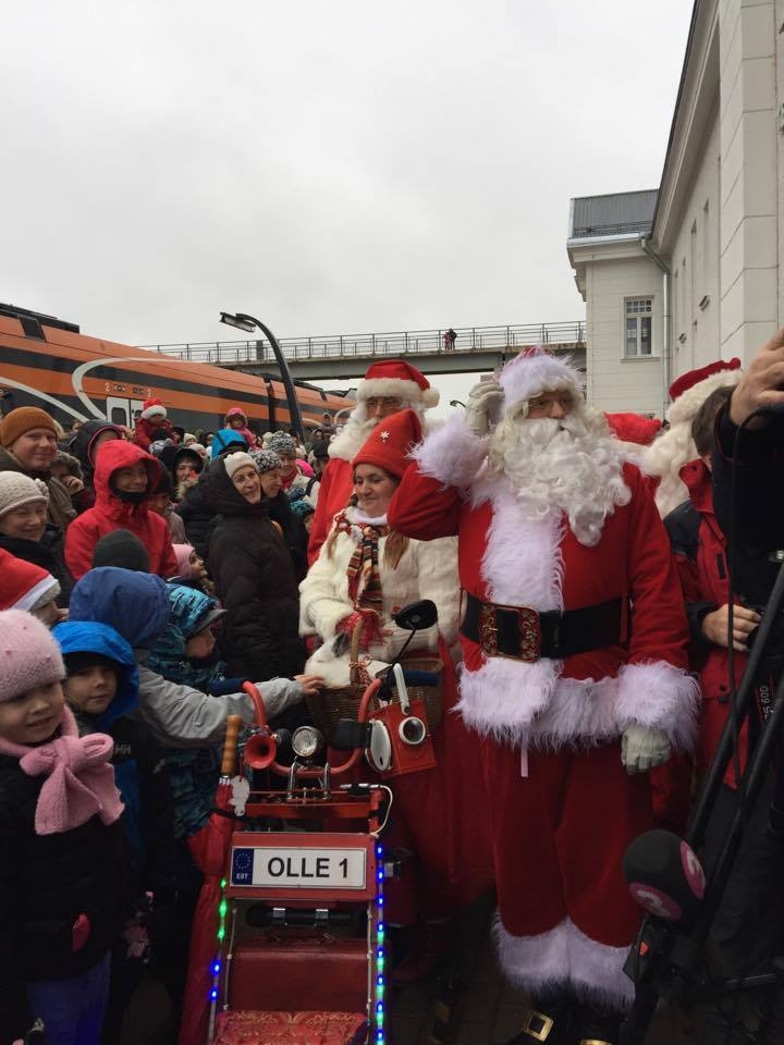 Brīvdienās Valgā notika Visigaunijas Ziemassvētku vecīšu saiets. Amata brāļi un māsas ne tikai apspriedās, kā iepriecināt cilvēkus Ziemassvētku laikā, bet ar apskāvienu un visādām aktivitātēm divu dienu garumā dāvāja svētku sajūtu ikvienam cilvēkam abpus robežas. Neskatoties uz ne visai ziemīgiem laika apstākļiem, interese par Ziemassvētku vecīšiem un vecītēm bija ļoti liela.                                                                                                                                                                                                                                                                                                                 
Autors:  INGŪNA JOHANSONE