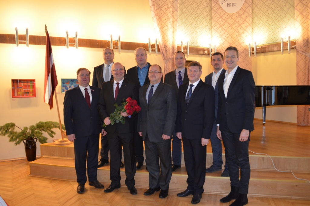 Sestdien Valkā jaunievēlēto Vidzemes partijas priekšsēdētāju Ventu Armandu Kraukli sveica partijas “Latvijas Reģionu apvienība”, kuras sastāvā darbojas arī Vidzemes partija, valdes priekšsēdētājs un 12. Saeimas Latvijas Reģionu apvienības frakcijas priekšsēdētājs Mārtiņš Bondars (pirmais no labās).                                   
Autors:  ARITA ĀGARE