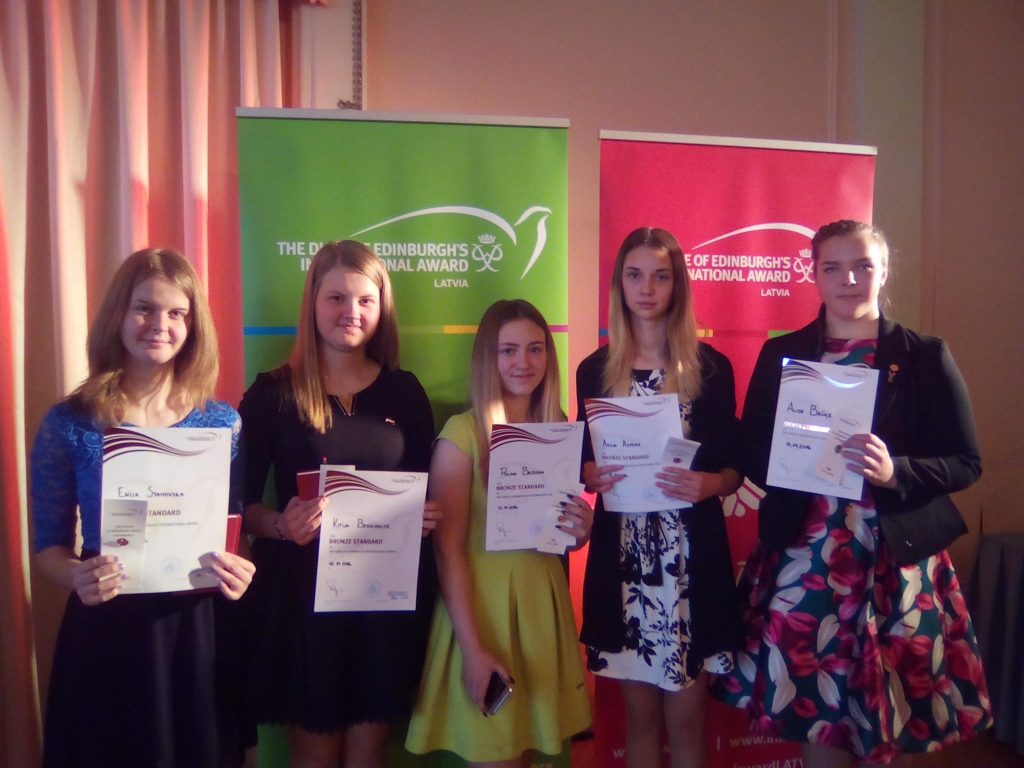 Award apbalvojumus svinīgā pasākumā Rīgā saņēma piecas jaunietes no Valkas: Enija Stahovska (no kreisās), Kitija Bergholde, Polina Baskova,  Agija Aspere – bronzas apbalvojums, bet Alise Bašķe – sudraba.