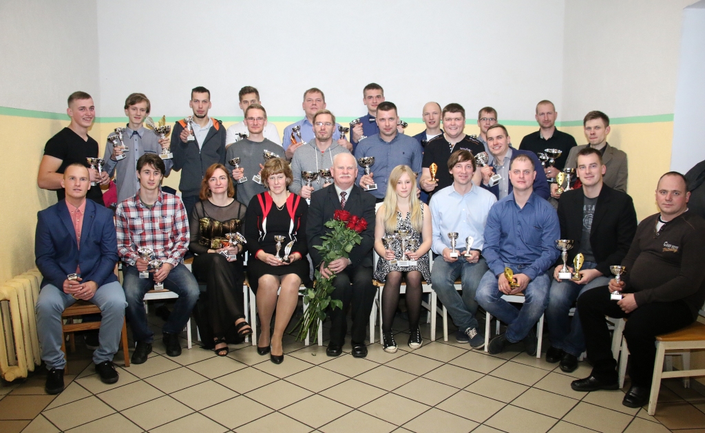 Sezonas noslēguma pasākumā Smiltenes pagasta Kalnamuižā tehniskā sporta kluba “Smiltene” valdes priekšsēdētājs Vairis Tralla (vidū) sumināja Vasaras autosprinta “Smiltene 2016” labākos un ātrākos dalībniekus, tostarp dāmas. Tradicionāli apbalvošanas ceremonijas noslēgumā visi pulcējās kopbildei. 

Autors:  SANTA SINKA