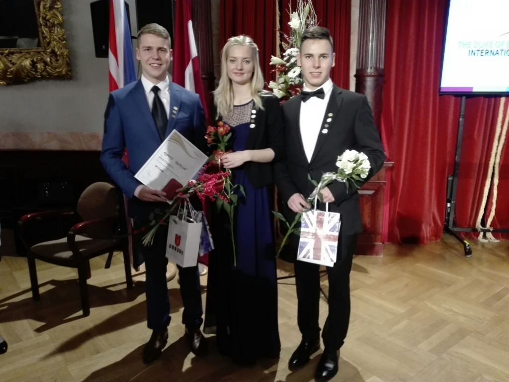 Zelta apbalvojumu Melngaiļu namā saņēma Award programmas absolventi Roberts Krūkliņš, Signe Zalužinska un Mairis Lukovskis.

Autors:   NO PERSONĪGĀ ARHĪVA
