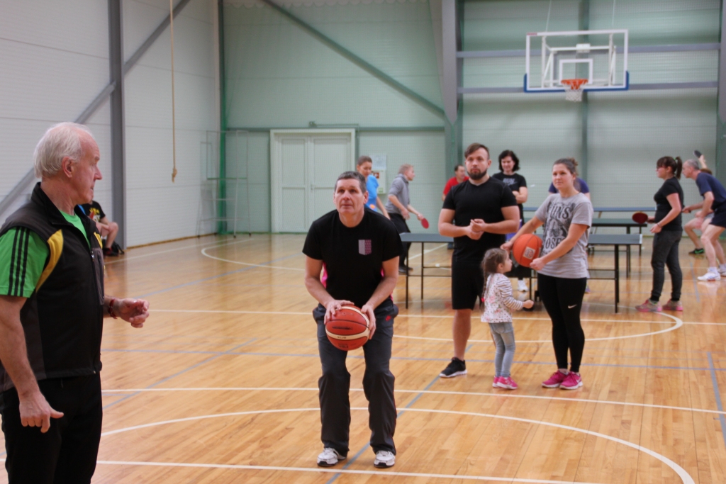 Uz basketbola soda līnijas metienam gatavojas sporta entuziasts Atis Empelis.                                                                                                
Autors:  RAIVIS GRAŅICS