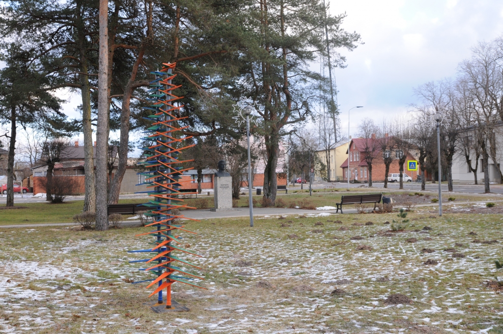 Gatavojoties gada baltākajiem svētkiem, Valkā, skvērā starp Semināra un Rīgas ielu, izstādīts jauns vides objekts – no koka darinātas stilizētas eglītes.                                                                                                                     
Autors:   INGA KARPOVA