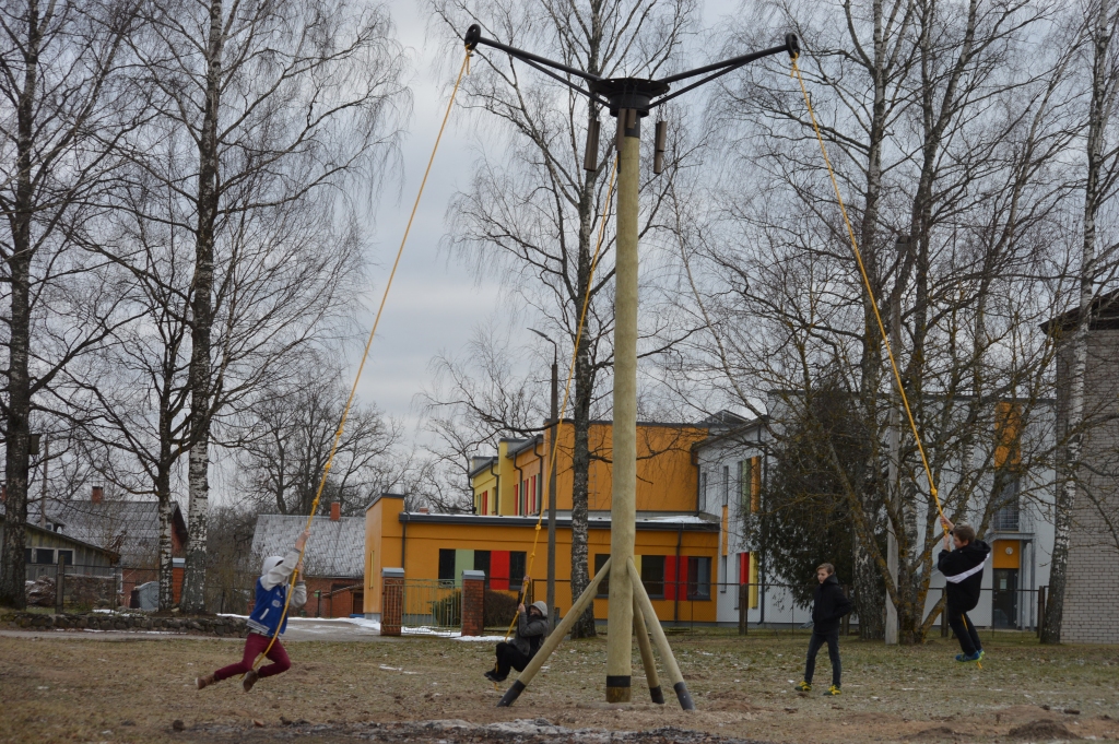 Kopš šās otrdienas Palsmanes pamatskolas audzēkņiem pēc stundām ir jauna izklaide - riņķa šūpoles, kādas citviet mūspusē nav redzētas.                                                                                                                        
Autors:  SANDRA PĒTERSONE