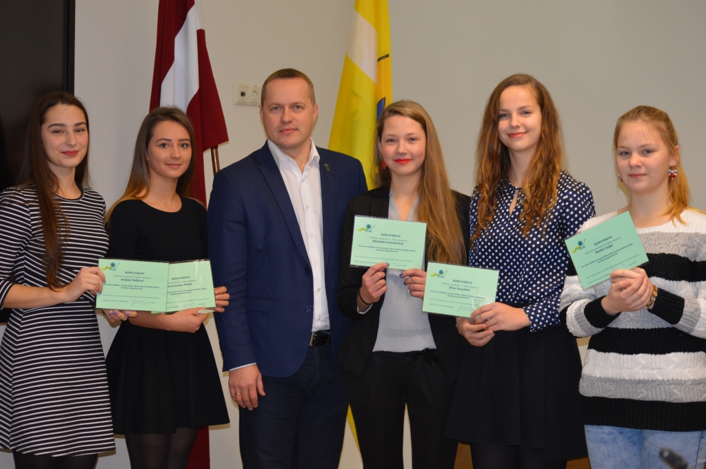 Vakar Smiltenes novada mērs Gints Kukainis pavēstīja, kuri skolēni uzvarējuši konkursā un brauks uz ASV:  Monta Jurģe (no labās), Elīna Skopāne, Elizabete Kokarēviča, Ieva Linda Ābola, Anžela Halilova un Anete Mālkalne (Anetes fotografēšanās brīdī nebija klāt).                                                                                                           
Autors:   SANDRA PĒTERSONE