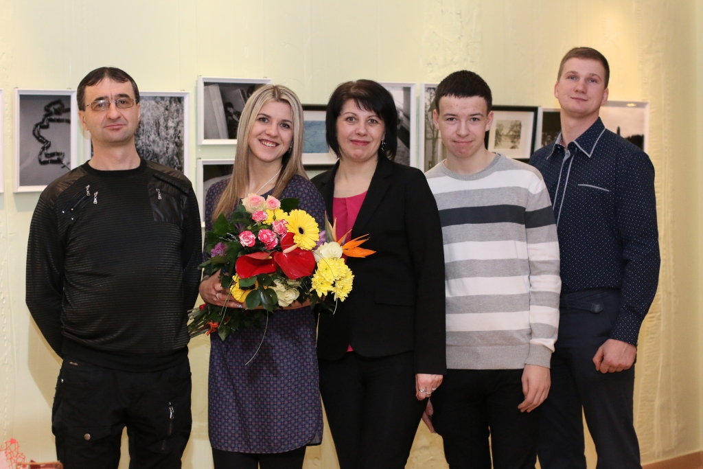 Bilskēniete, Latvijas Kultūras koledžas radošās fotogrāfijas 3. kursa studente Lelde Sprancmane (otrā no kreisās) savas izstādes “Atmiņu rekonstrukcija” atklāšanā Smiltenes pilsētas kultūras centrā kopā ar saviem tuvākajiem – tēti Gintu (pirmais no kreisās), mammu Solvitu, brāli Miku un draugu Ingaru Atlāci.                        
Autors:  SANTA SINKA