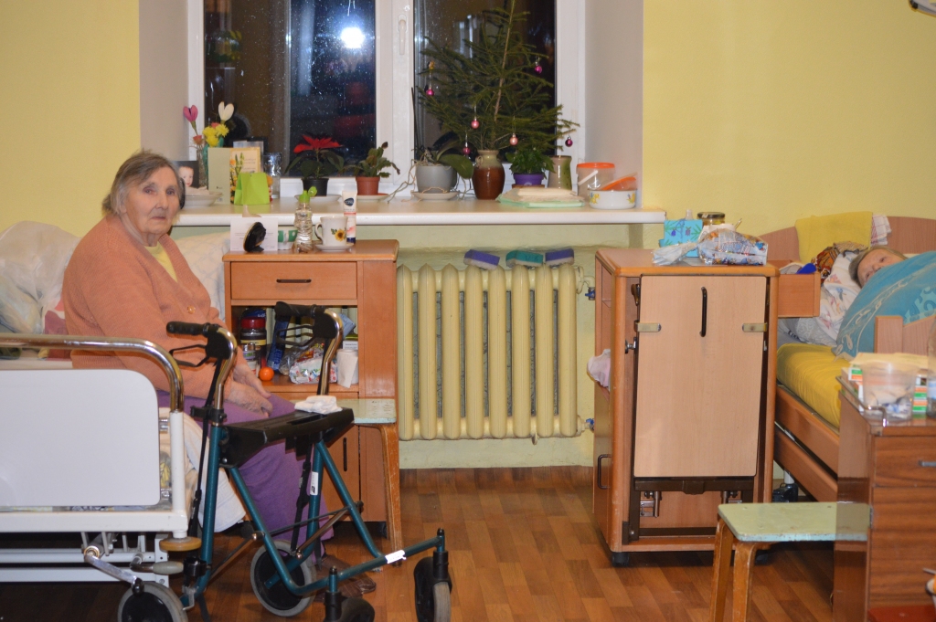 Ikviens cilvēks ir pelnījis saņemt medicīnisko palīdzību un ārstēties civilizētos apstākļos, nevis ciest sāpes mājās, atstāts tur pats savā ziņā ar neapkoptām čūlām un izgulējumu brūcēm. Ja viņam ir tuvinieki, ne visiem ir laiks un zināšanas šāda slimnieka kopšanai. Slimo arī veci, vientuļi cilvēki, bet mājas aprūpe līdz katrai lauku viensētai neaizsniedzas.  Tāpēc Smiltenē gan ģimenes ārsti, gan daudzi iedzīvotāji uzskata -  pašvaldībai un tās uzņēmumam “Sarkanā Krusta Smiltenes slimnīca”  ir jādara viss iespējamais, lai šajā iestādē saglabātu medicīniskās aprūpes gultas. Šobrīd tajās nevienu pacientu vairs neuzņem. Attēlā redzamās kundzes ir pansionāta iemītnieces. Smilteniete Vilma Kalniņa (no kreisās) domā, ka tādas gultas ir jāsaglabā, jo “paskat, cik labi, ka mūs pansionātā aprūpē un pieskata”.                                                                                                                                                                                                                                                      
Autors:  SANDRA PĒTERSONE