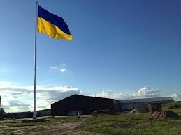 30 metrus augsts karoga masts ar Ukrainas karogu, kurš uzstādīts par uzņēmēja līdzekļiem Nebeļicā, kokapstrādes uzņēmuma teritorijā.